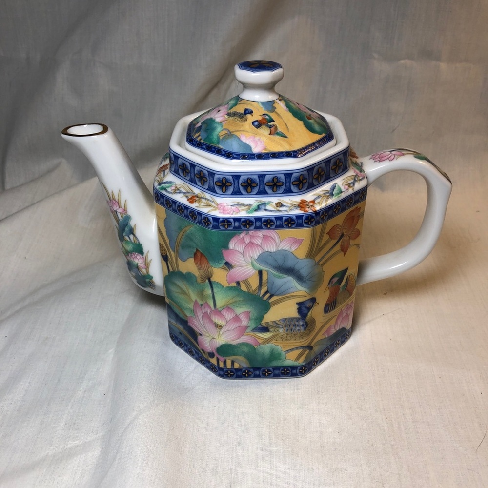 Vintage Takahashi Imari Teapot.  Octagonal Shape with Flowers and Birds Motif.